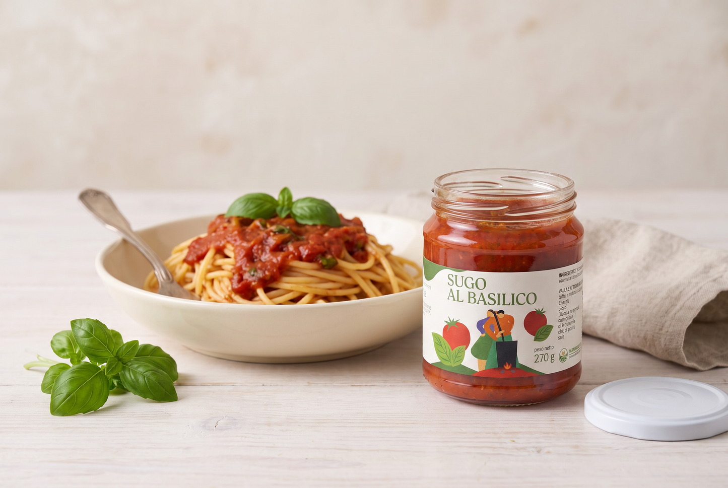 Spaghetti al sugo al basilico Minnelea con basilico fresco e vasetto