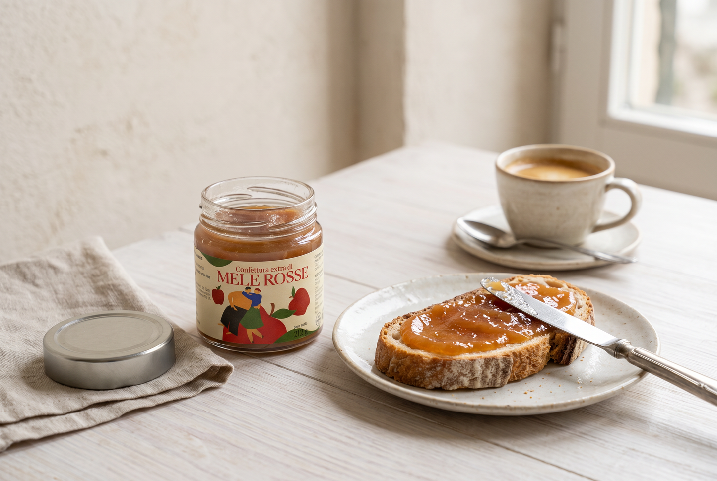 Colazione con confettura extra di mele rosse Minnelea su pane e caffe