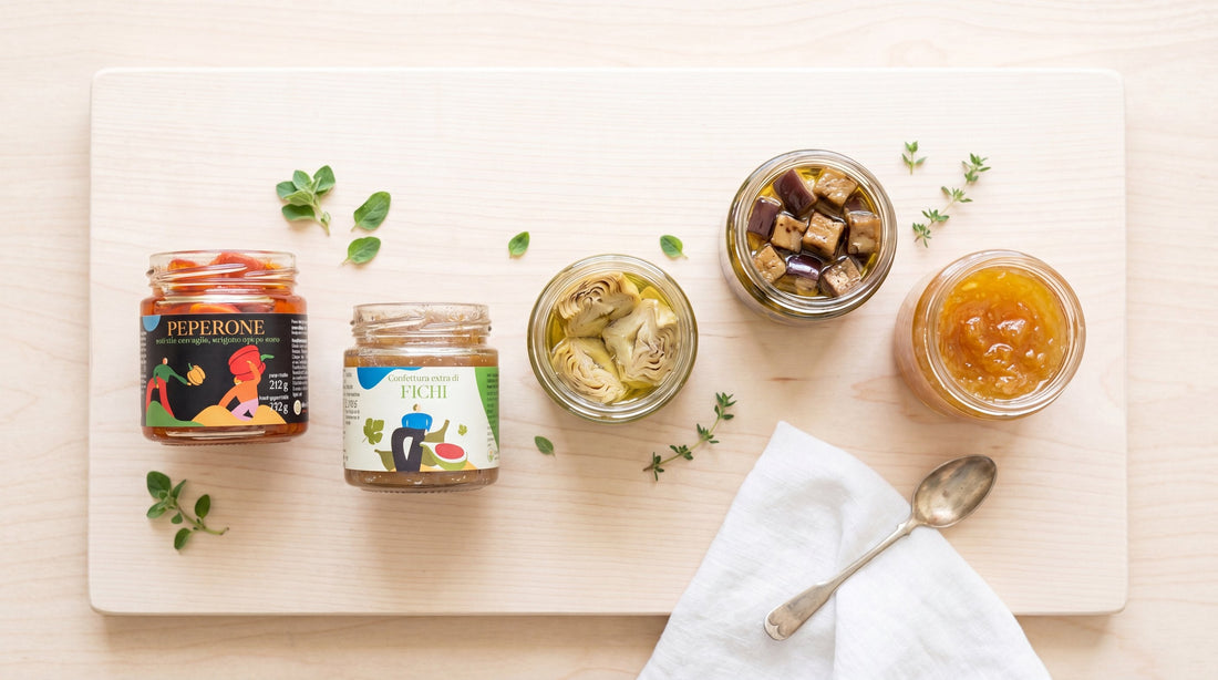 Dispensa con vari sottoli e confetture vegane: peperoni, melanzane, carciofini, confetture di frutta