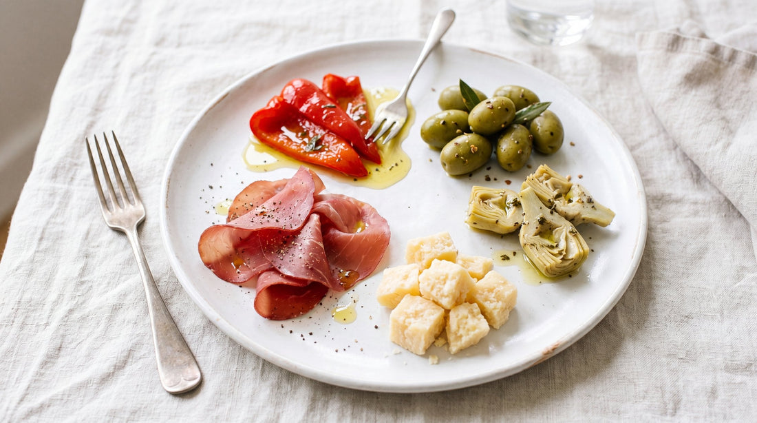 Piatto low-carb con sottoli misti, formaggio e affettati