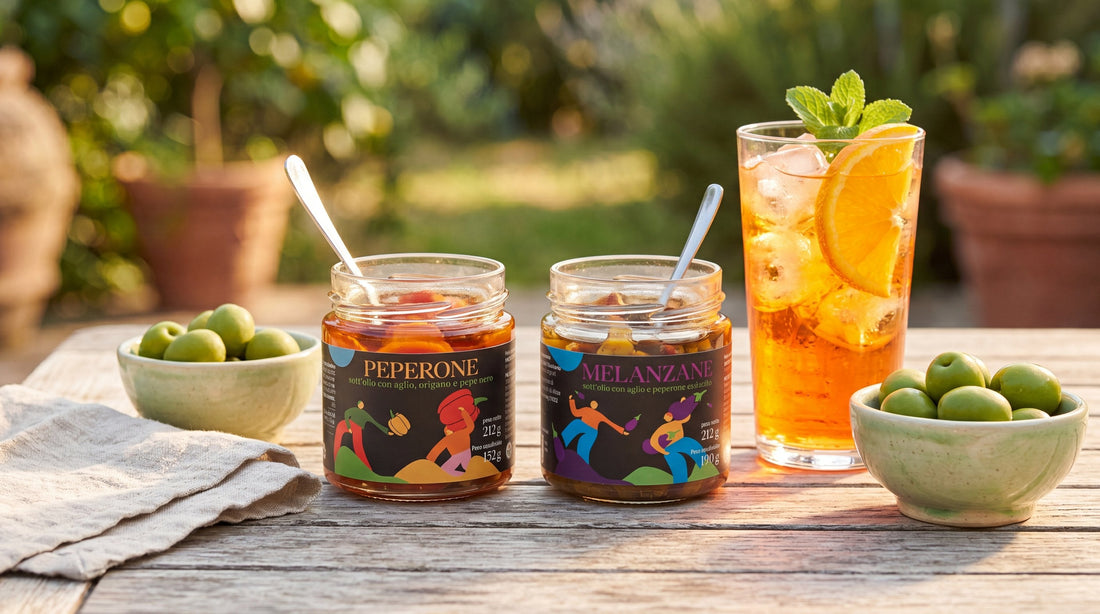 Aperitivo estivo in giardino con sottoli, formaggi e Spritz su tavolo di legno