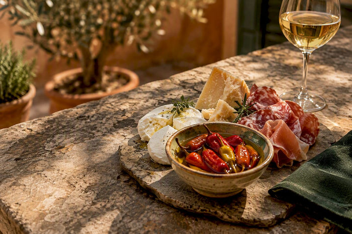Peperoncini mit Käse, Wurst und Wein
