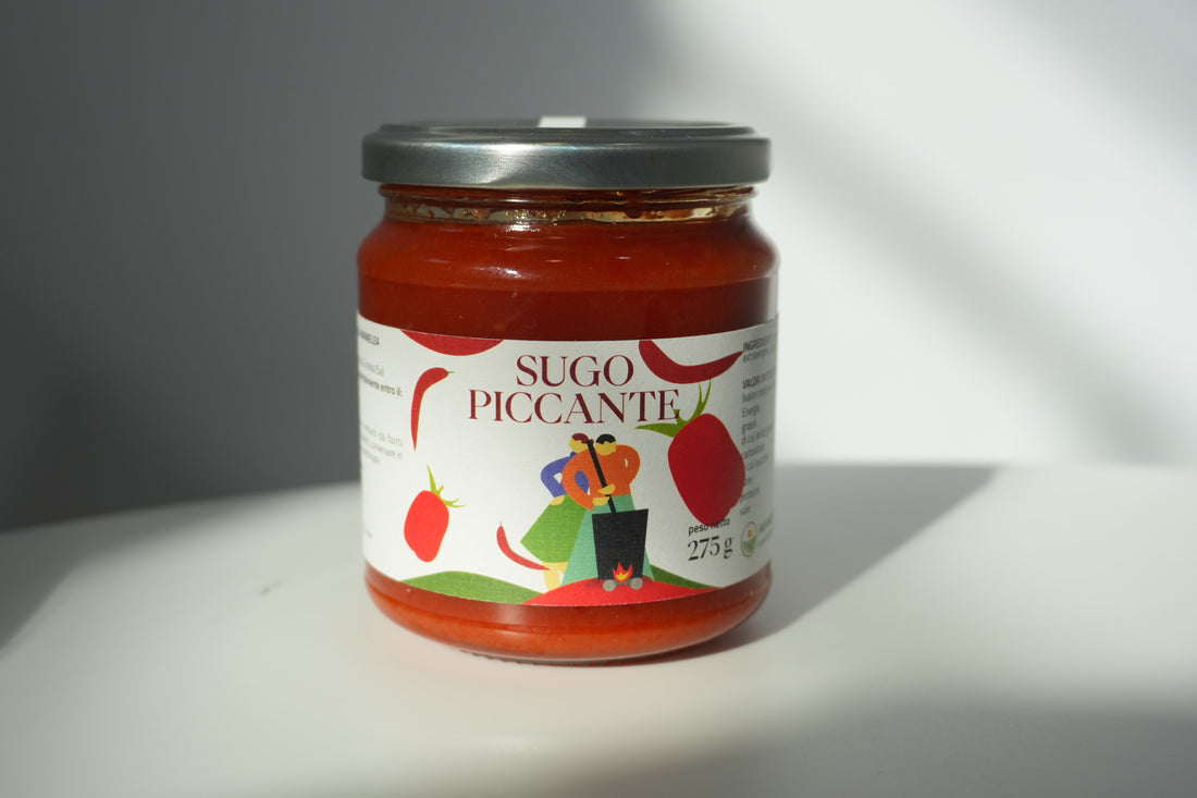 Minnelea-Glas mit scharfer Tomatensauce und dem Etikett Sugo Piccante auf heller Fläche