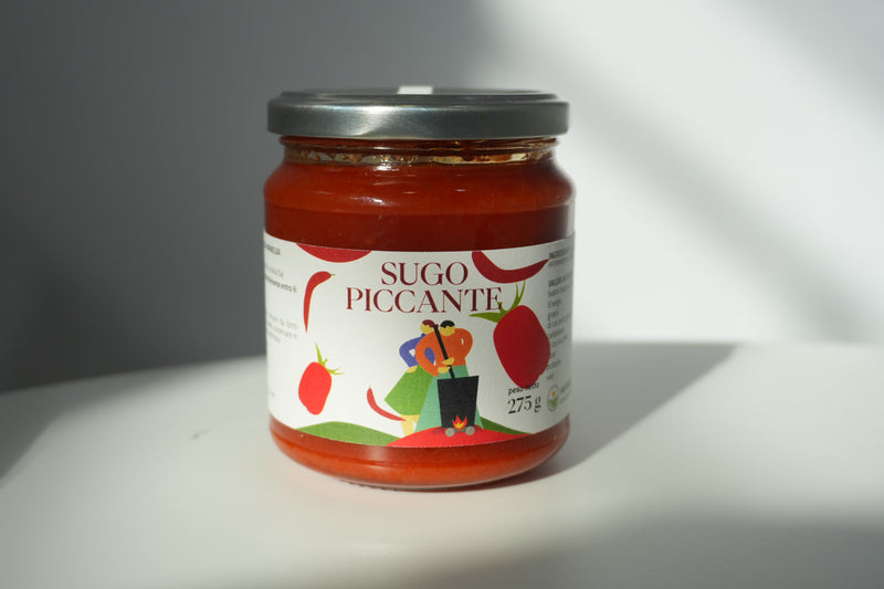 Minnelea-Glas mit scharfer Tomatensauce und dem Etikett Sugo Piccante auf heller Fläche