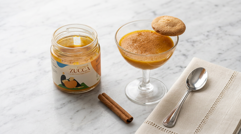 Crema di zucca dolce dessert con cannella e biscotti