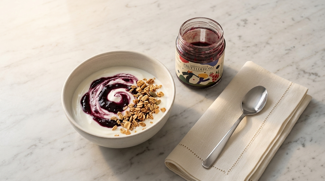 Yogurt e confettura di frutti di bosco a colazione
