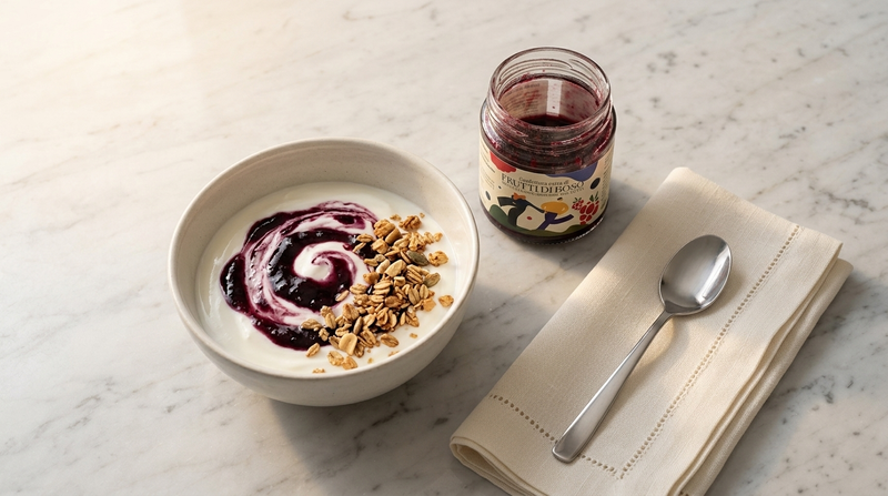 Yogurt e confettura di frutti di bosco a colazione