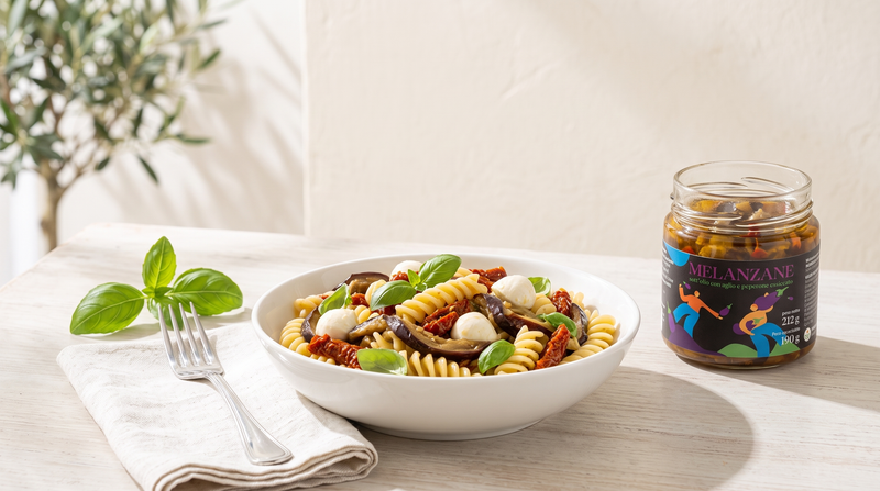 Pasta fredda mit eingelegten Auberginen und Minnelea Melanzane-Glas