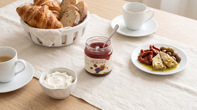 Italienischer Brunch zu Hause — Konfitüre, Brot und Antipasti-Stationen