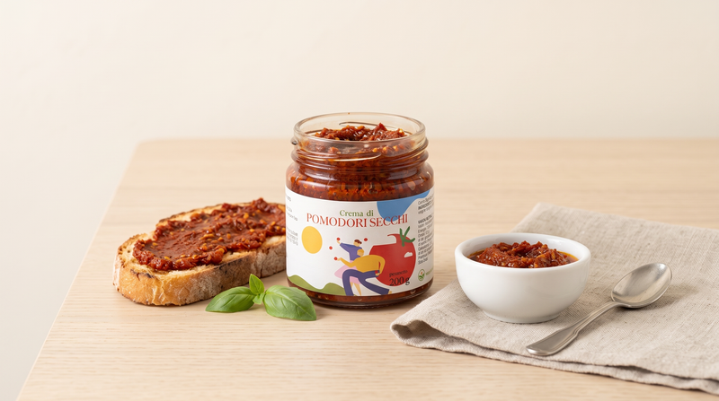 Pesto rosso aus getrockneten Tomaten mit offenem Minnelea Paté-Glas und Bruschetta