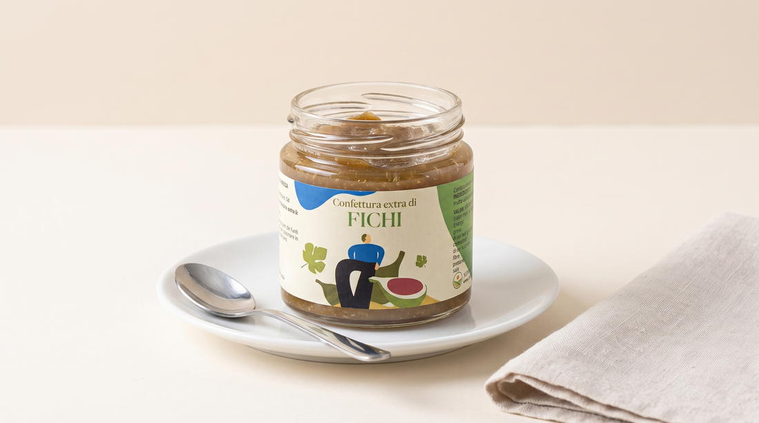 Vasetto aperto di confettura extra di fichi Minnelea con etichetta in primo piano, cucchiaino pulito e tovagliolo di lino