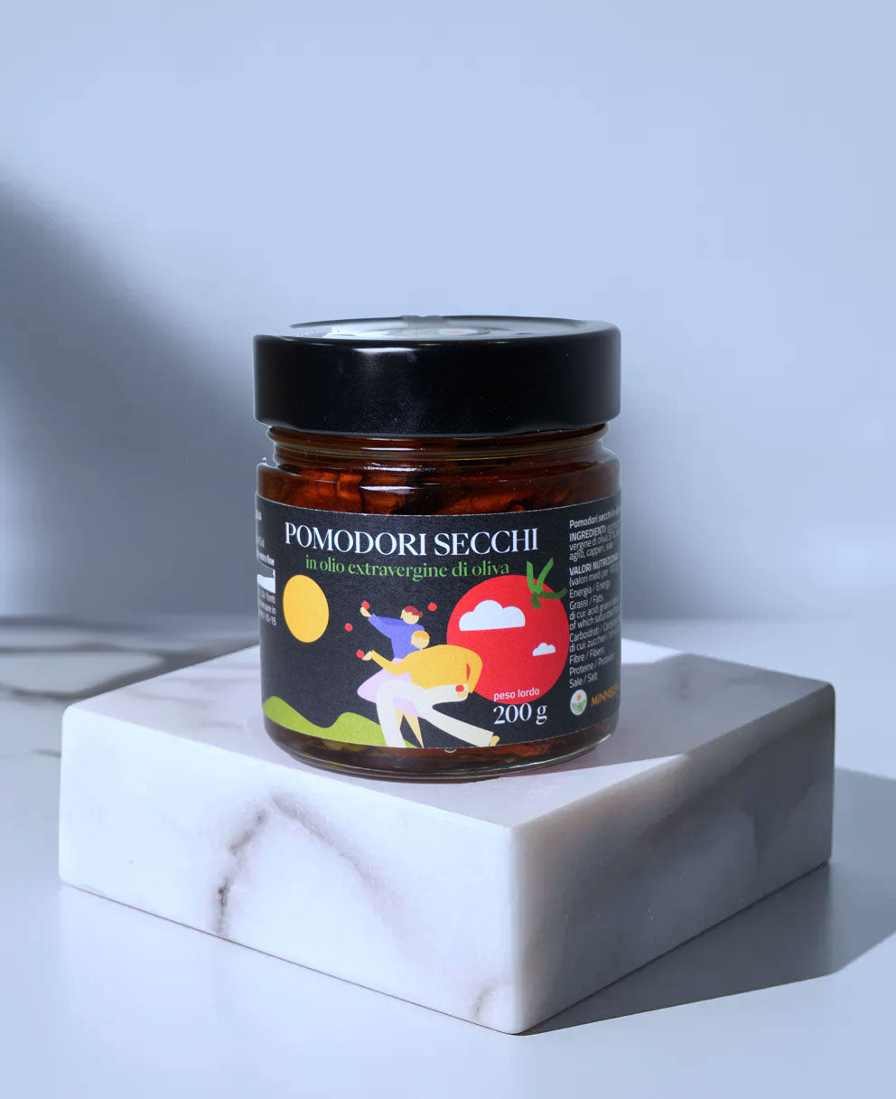 Minnelea-Glas mit getrockneten Tomaten und dem Etikett Pomodori Secchi auf einem Marmorblock