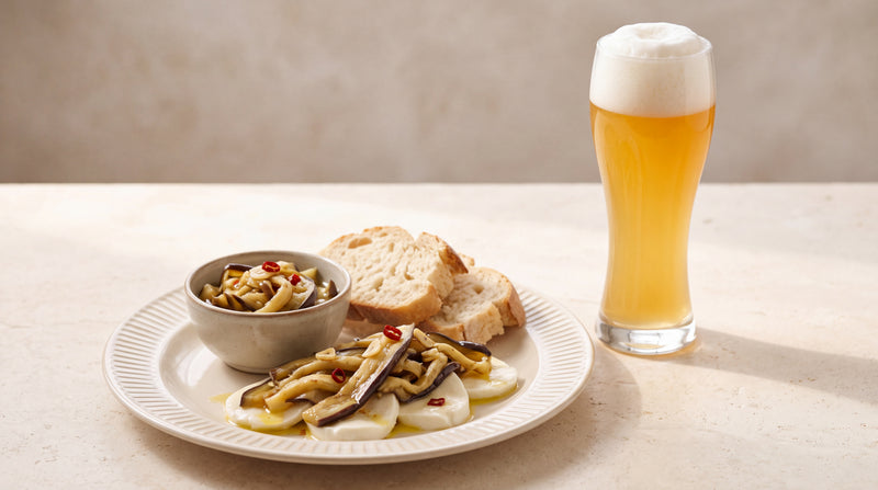 Birra Weissbier nel bicchiere con mozzarella e melanzane sottolio