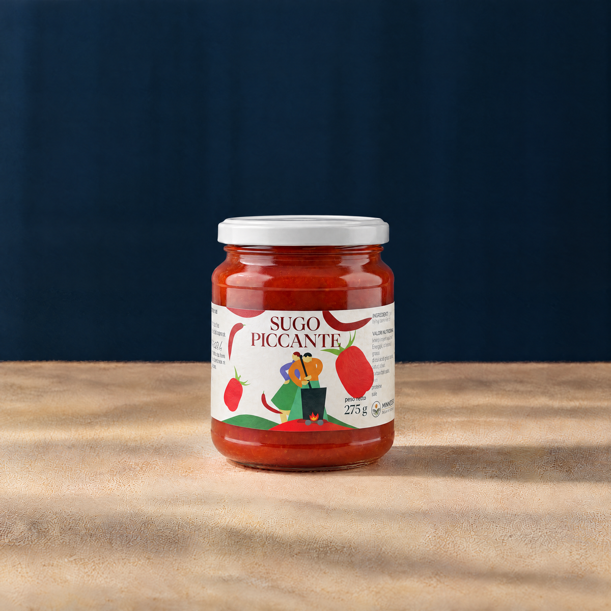 Sugo piccante Minnelea: solo vasetto con tappo bianco su piano beige e fondo blu.