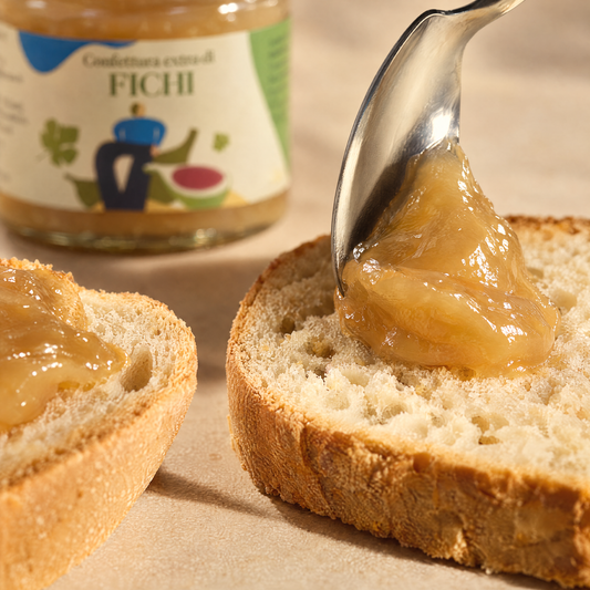 Pane rustico con confettura di fichi Minnelea chiara e liscia, servita con un cucchiaio.