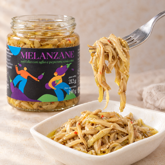 Melanzane a filetto sott’olio Minnelea: dettaglio dei filetti sottili sulla forchetta.