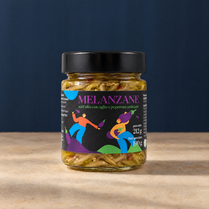 Melanzane a filetto sott’olio Minnelea: vasetto con tappo nero, su piano beige e fondo blu.
