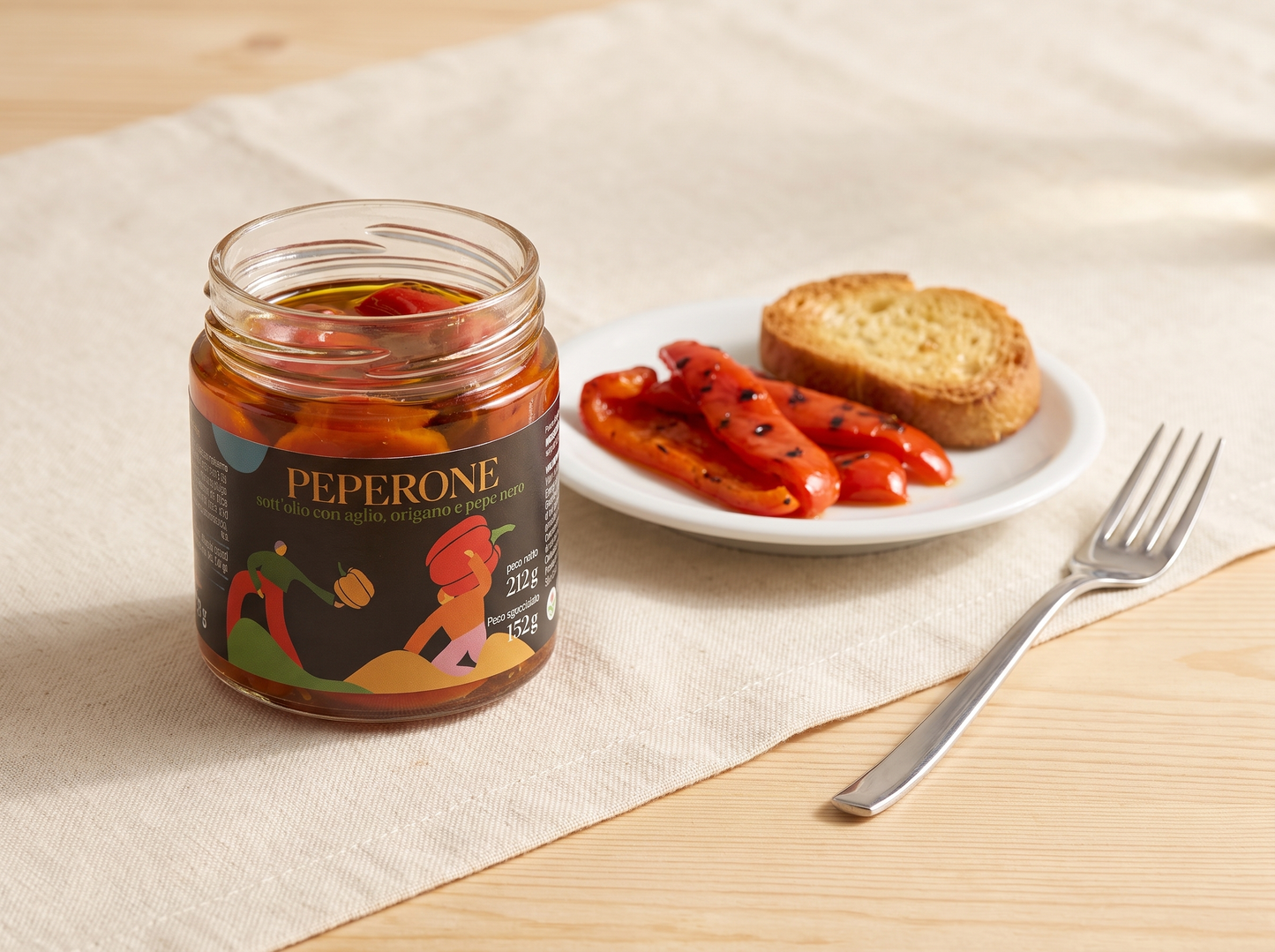 Peperoni sott'olio EVO Minnelea nel vasetto aperto serviti con crostino