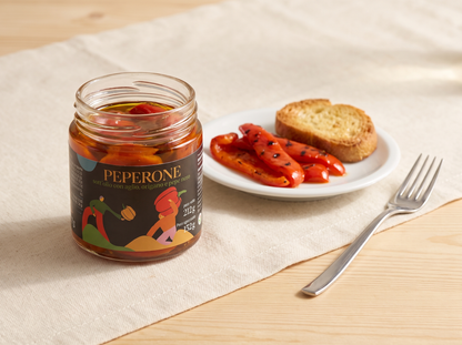 Peperoni sott'olio EVO Minnelea nel vasetto aperto serviti con crostino