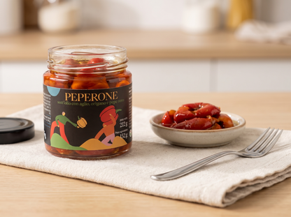Peperoni sott'olio Minnelea nel vasetto aperto con ciotolina di antipasto