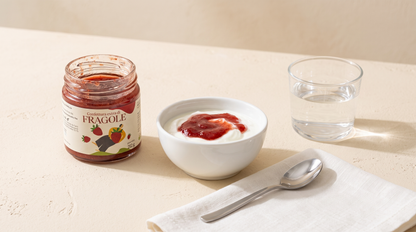 Confettura extra di fragole Minnelea nello yogurt bianco a colazione