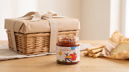 Pate di pomodori secchi Minnelea nel cesto regalo con grissini e formaggio