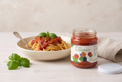 Spaghetti al sugo al basilico Minnelea con basilico fresco e vasetto