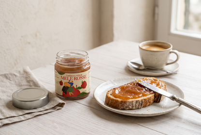 Colazione con confettura extra di mele rosse Minnelea su pane e caffe
