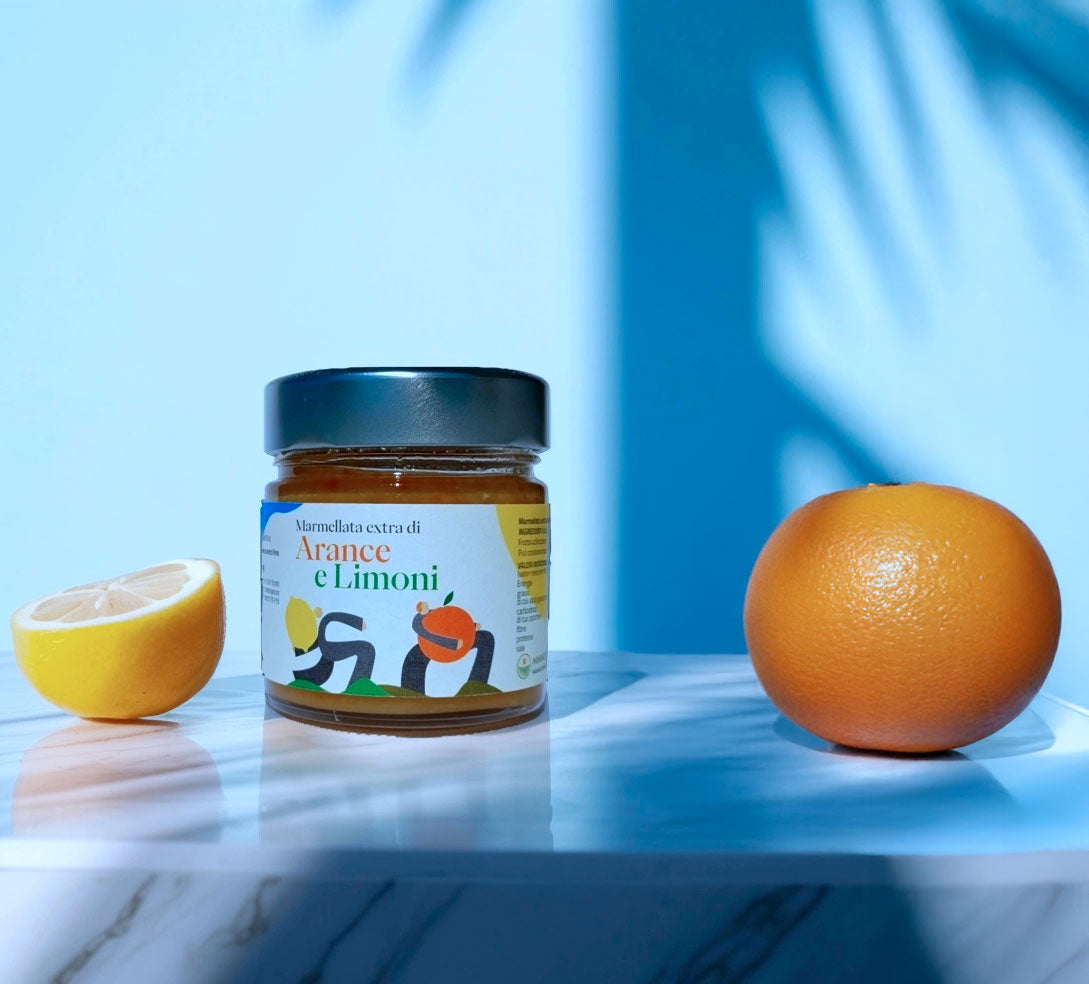 Marmellata extra di arance e limoni Minnelea in vasetto su tavola