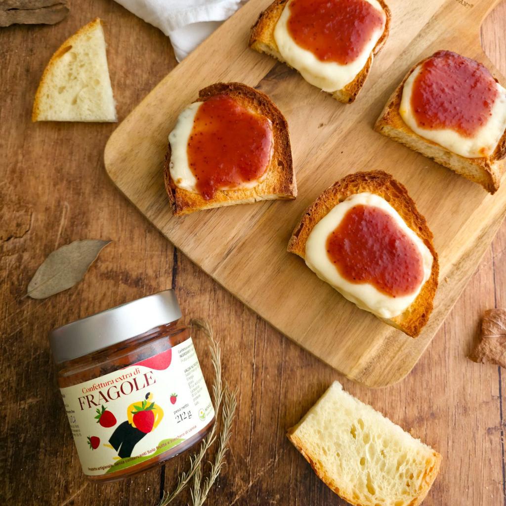 Foto ricetta: Pane tostato con formaggio e confettura di fragole