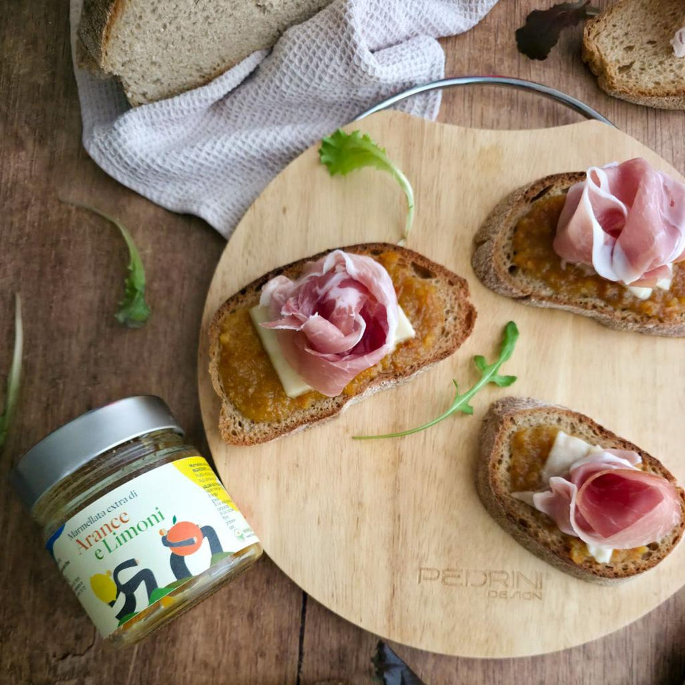 Crostini con fontina, confettura di arance e limoni e prosciutto crudo