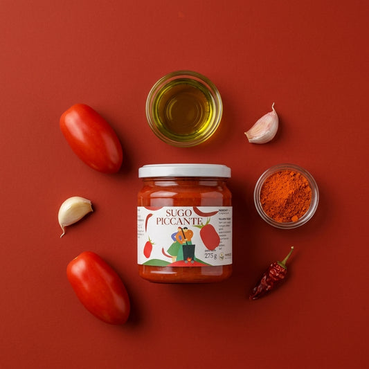 Sugo Piccante Minnelea — preparazione con pomodori San Marzano, olio EVO, aglio e peperoncino secco
